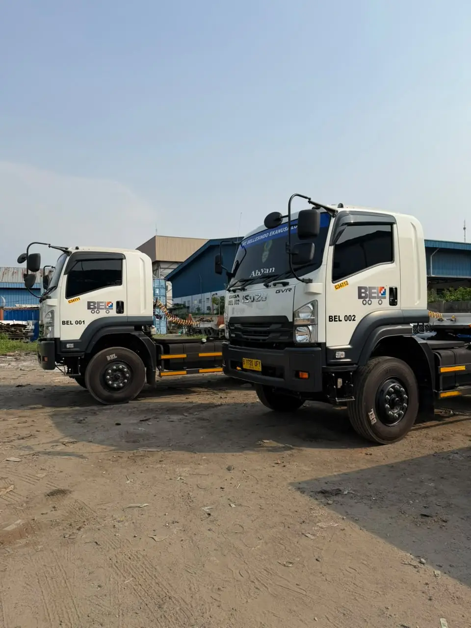 Dua unit truk Isuzu Giga milik PT. BELLESINDO EKANUSA LOGISTIK.